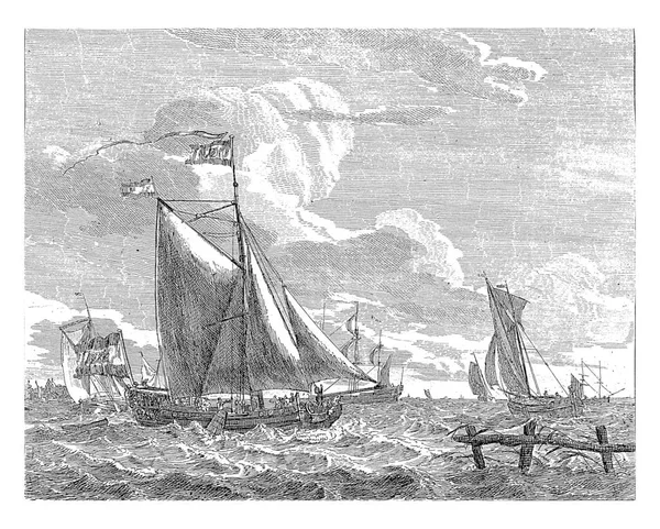 八艘帆船在汹涌的海面上航行 在海的右边是一道篱笆的碎片 那艘大船悬挂着三面不同的旗帜 — 图库照片