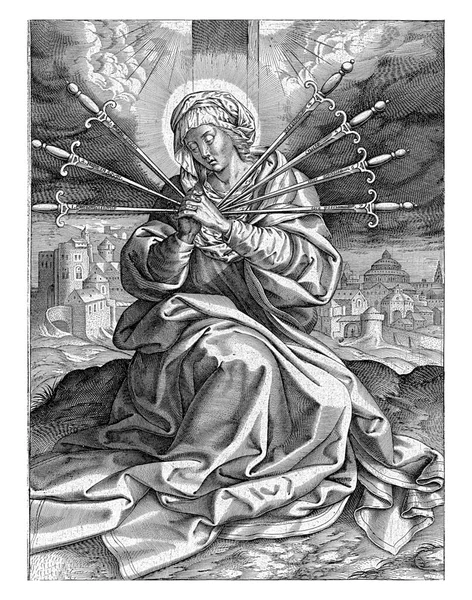 Μαρία Τρυπημένη Από Επτά Σπαθιά Προσεύχεται Σταυρωμένα Χέρια Στους Πρόποδες — Φωτογραφία Αρχείου