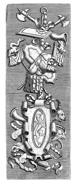 在底部挂着一个盾牌 上面有狮子的卷轴 上面挂着盔甲 — 图库照片