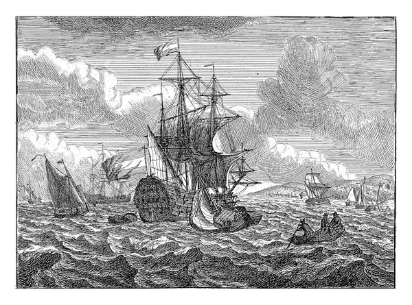 オランダ国旗を振りながらの大きな帆船が海岸近くを航行している 帆を下げた2番目の帆船がその背後にある 周りには数隻の漁船と3人の男が乗ったボートが — ストック写真