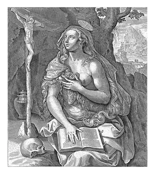 忏悔的玛丽 玛格达琳在一本书中读到 她抬头看着十字架 她的药膏罐在山洞里 — 图库照片