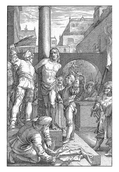 基督被绑在柱子上 被两个人用捆子和鞭子鞭打 — 图库照片