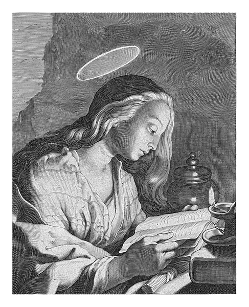 マグダラのマリヤはテーブルに座って本を読んでいます 彼女の隣には彼女がキリストの足に油のピッチャーがあります 本の下の鞭は悔悟したマリアの属性です — ストック写真