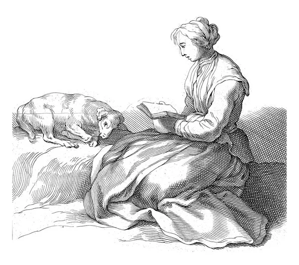Kvinna Läser Golvet Hund Sover Bredvid Henne — Stockfoto