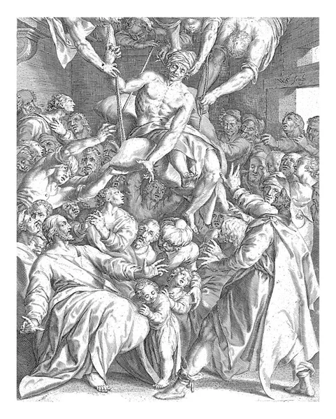 キリストは人々のグループを表しています 屋根のロープの上の彼のマットレスの上に麻痺が下がる — ストック写真