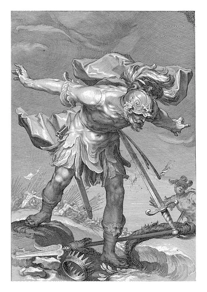 在战场上 扫罗国王用自己的剑自杀了 他身穿盔甲 面前是王冠和长矛 在他身后的右边 一个士兵震惊地看着 — 图库照片
