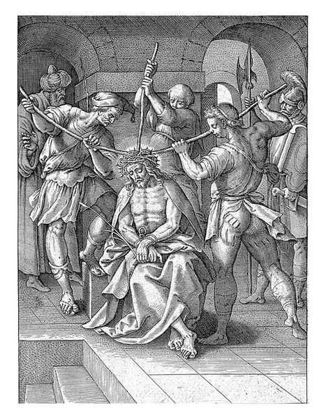1563年 1586年以前3人の兵士がとげの冠を棒でキリストの頭に押し当てました — ストック写真