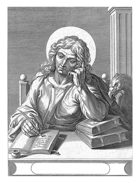 Johannes Evangelist Schrijvend Aan Een Tafel Vol Boeken Naast Hem — Stockfoto