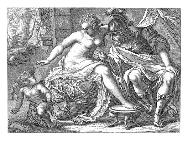 阿穆尔手握弓箭 在一个赤身裸体的金星躺在床上 身穿盔甲的火星上 手里拿着箭袋 — 图库照片
