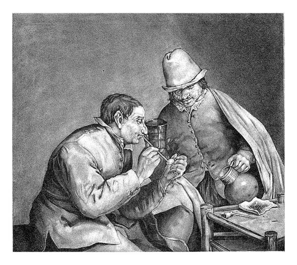 一个抽烟的男人和一个拿着啤酒壶的男人坐在一张矮桌子旁 桌上放着烟斗和烟草 — 图库照片