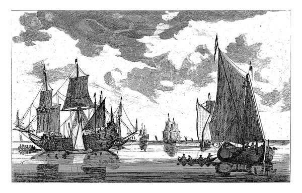 左側には小さな帆船と一緒に斜面を持つ軍艦 右側には舟と舟があり — ストック写真
