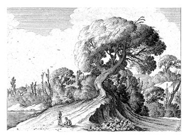 Ormanlık bir arazide, iki yürüyüşçü bir kanal boyunca bir yolda yürür. Köprünün arkasında (kanalın üzerinde) bir çiftlik var..