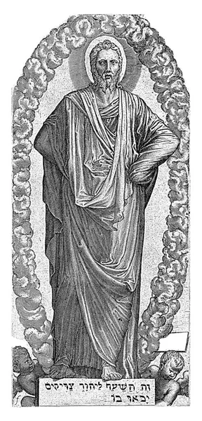 基督站在他旁边 手拿着云彩的花圈 他站在两个意大利面的基座上 上面有希伯来语的文字 — 图库照片