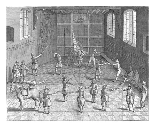 莱顿大学的击剑学校学生在室内做击剑练习 左边是一匹马的杂技演员 地板上有几何图形 — 图库照片