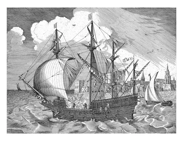 一艘有四个桅杆的船从港口驶出 驶入大海 右边的一艘较小的船 在港口的后方是一座堡垒 — 图库照片