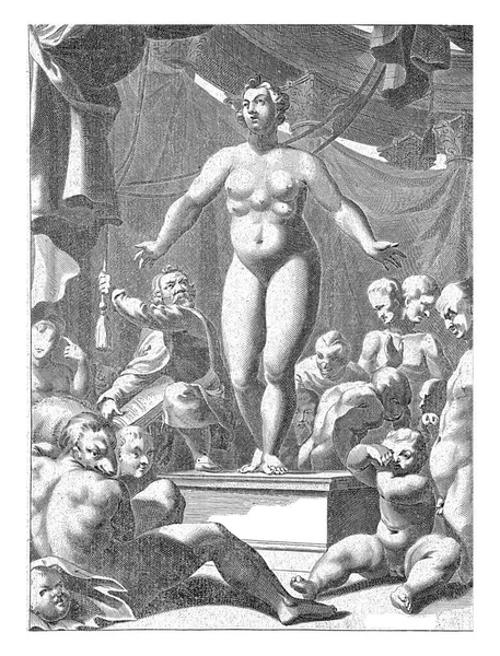 Piedestale Stoi Naga Kobieta Pięcioma Piersiami Wokół Jej Innych Ciekawostek — Zdjęcie stockowe