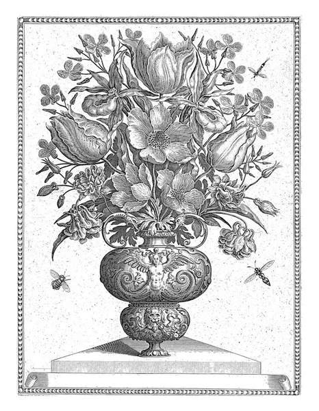 花のある装飾的な花瓶は 三角形の台座の上に立っている 左のバンブルビー 右上と右下の蜂 — ストック写真