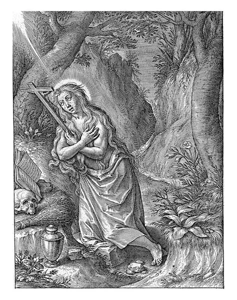 マリア マグダラのマリアは森の中でひざまずき 十字架を手に胸の前で腕を交差させた 開いている本の前で頭蓋骨と軟膏の瓶 — ストック写真