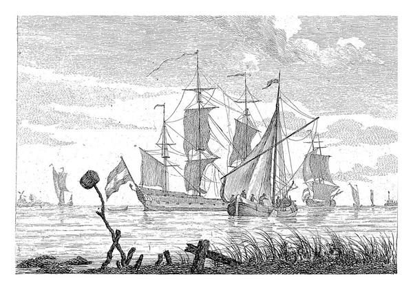海景号上有一艘有三个桅杆的战舰 旁边有一艘较小的帆船 在前面是一片有植被和栅栏的土地 在背景上是帆船和磨坊的轮廓 — 图库照片