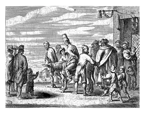 村里的一群人目不转睛地看着一个男人被绑在驴子上 另一个人正要用棍子打驴 — 图库照片