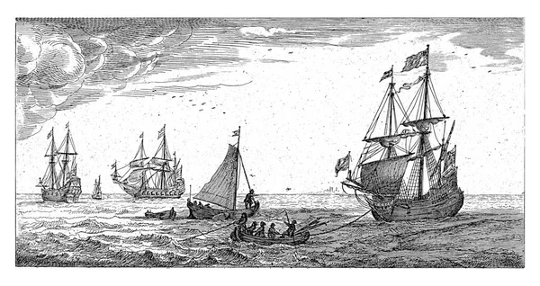 一些船只在海上 帆船上的一个水手指着要抛锚的地方 — 图库照片