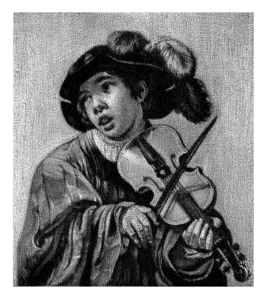 羽のついた帽子を被った少年がバイオリンを弾く — ストック写真