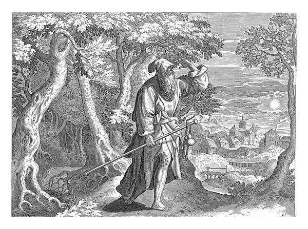 森の中の初期のキリスト教の隠遁者ムティウス 彼の手には隠遁者のスタッフ 背後には小川のある村 — ストック写真