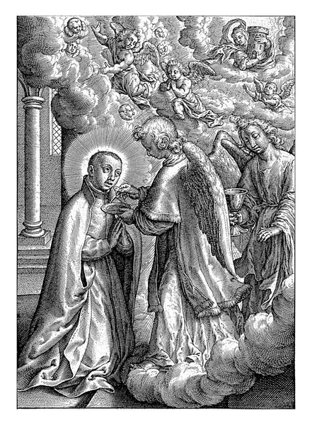 波兰的耶稣会士斯坦尼斯劳斯 科斯卡跪在教堂里他从两个天使那里得到了圣餐 神圣的主人和圣杯中的饮料 — 图库照片