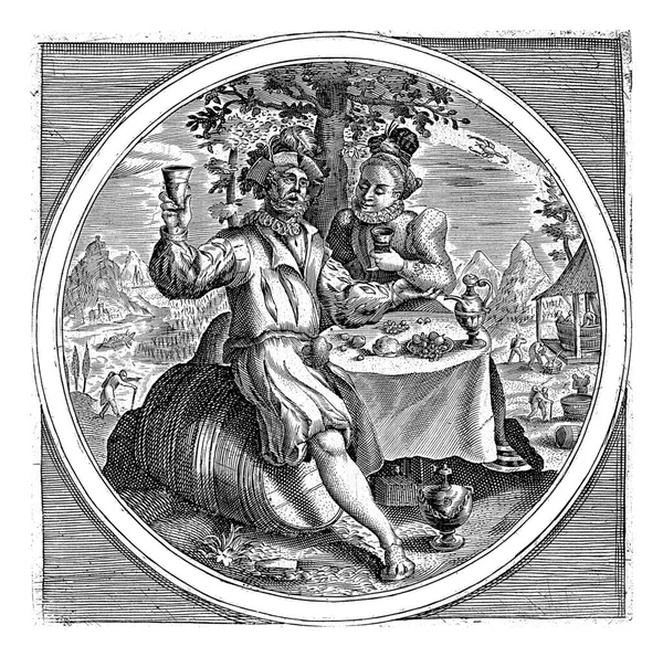 一男一女在餐桌边喝酒 一男一女坐在酒桶上 葡萄被压在后面 最右边的是属于十月的黄道带 天蝎座 — 图库照片