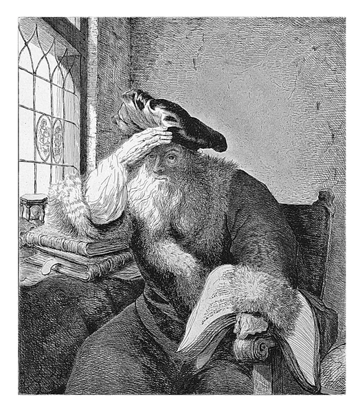 大きなベレー帽と毛皮で覆われたマントを着た老人が 窓の前の椅子に腰を下ろしている 彼の腕は机の上の本の山の上にある — ストック写真