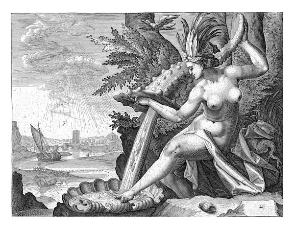 大きな角のような殻から別の殻に水を注ぐ彼女の頭の上に葉を持つ裸の女性の形で水の要素の描写 — ストック写真