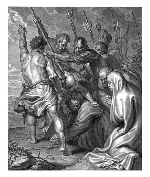 群衆に囲まれて キリストはカルバリーに十字架を運びます 彼は手と膝の上に立って 彼の負担の下で崩壊する恐れがあります 兵士たちは彼をさらに車に乗せて — ストック写真