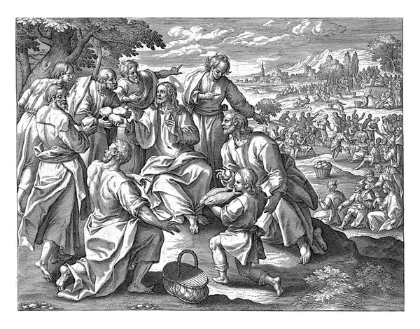 基督和他的使徒坐在一个圆圈里 在他们后面 许多人聚集在一起听基督说话 使徒们没有足够的食物给这些听众 — 图库照片
