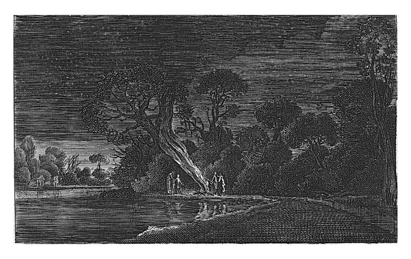 有河流的夜景 在右岸一棵树下 月光下的一些人影 — 图库照片