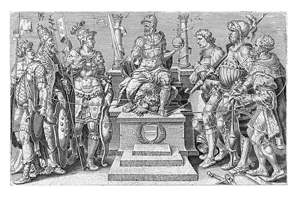 查理五世皇帝坐在王座上 两脚中间夹着一只鹰 鹰的嘴上有一个环子 上面绑着绳子 把皇帝战败的敌人拴在一起 — 图库照片