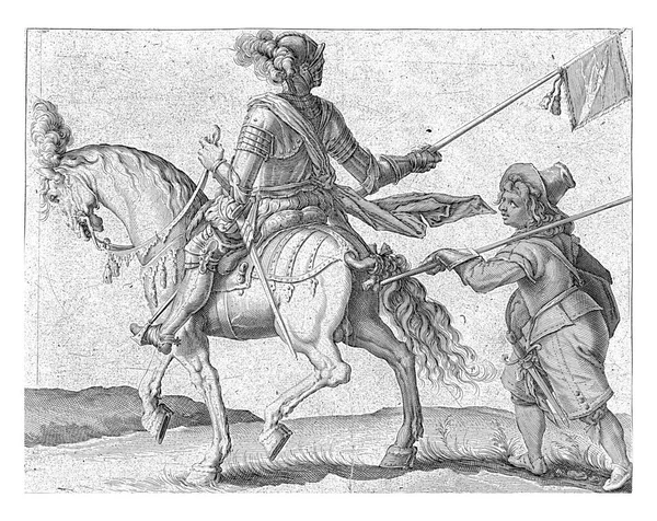 骑着马 骑着马 骑着马 右手拿着横幅 骑手的横幅或冠冕 一个年轻人站在他旁边 左肩上顶着根棍子走着 — 图库照片