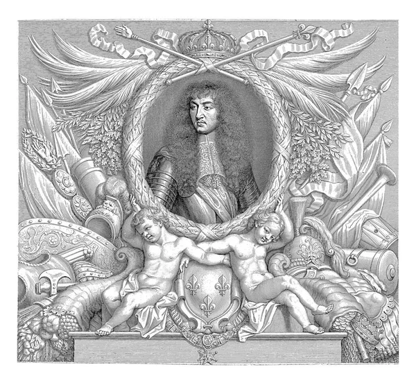 ルイ14世の肖像画は 2つのパテによって運ばれるダチョウの羽 オークと月桂樹の枝と戴冠月桂樹の花輪で 全体が鎧 武器や楽器の一部に囲まれています — ストック写真