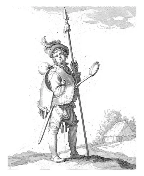 帽子上有羽毛手里拿着长矛的年轻士兵另一方面 他拿着一个平底锅 — 图库照片