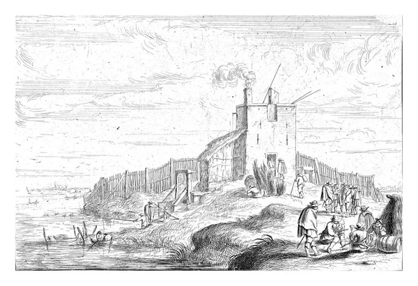 许多人站在靠近一座小城堡的河岸上 那里有一根冒着烟的烟囱 — 图库照片
