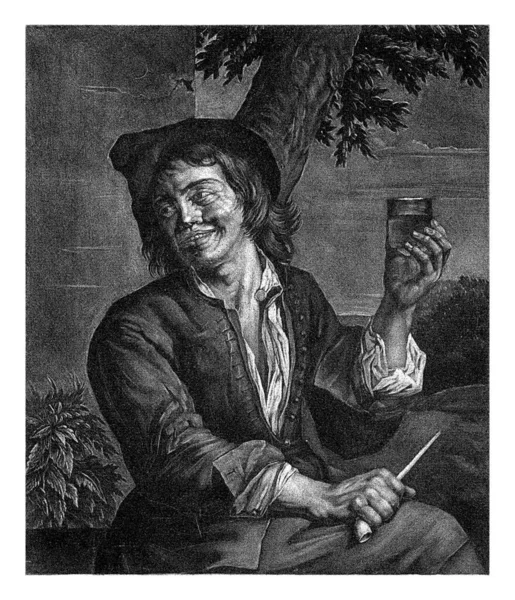 Hombre Sienta Debajo Árbol Con Vaso Una Pipa Mano Sonríe — Foto de Stock