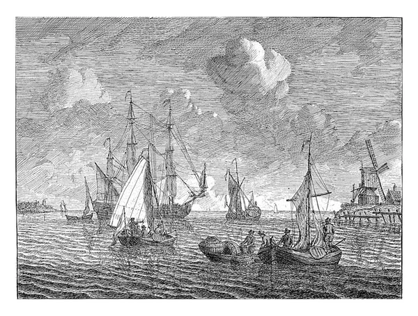 在平静的海面上 渔民们看到他们在船上的渔获物 三桅船抛锚了 右边是带磨坊的海岸线 — 图库照片