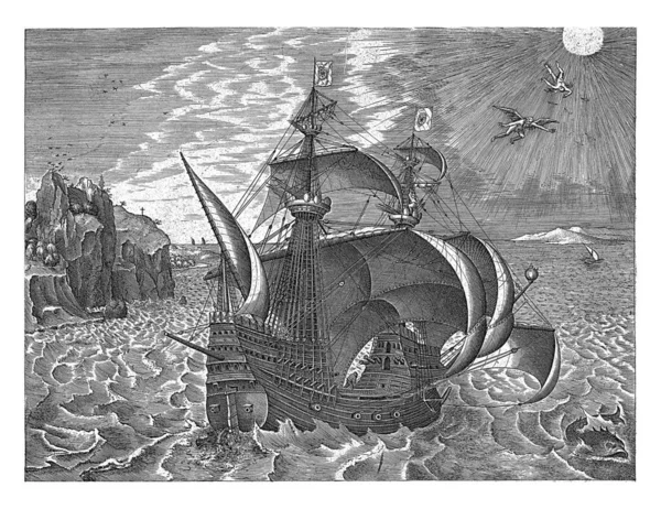 在海岸外的水面上航行的船 在天空中 伊卡洛斯的陷落 — 图库照片