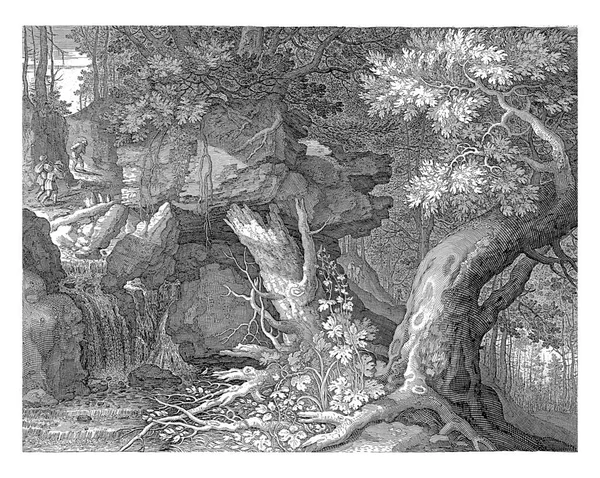 森林景观具有浓密的树木和岩石的前景 岩石下面有一个小瀑布 顶部在森林小径上留下了三个男人和一条狗 六部份连环画中的第四部份 — 图库照片