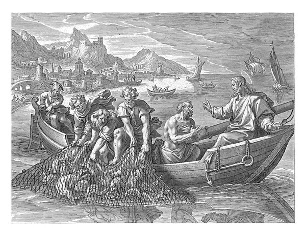 基督和他的使徒在一艘渔船上 基督命令把网拉上来 网中的鱼太多 使徒们很难把网拖上船 — 图库照片