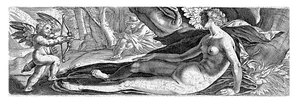 金星はエイモアが彼女に矢の一本を放つように木の下にある 背景には 帽子を被った男が木の下で読んでいる — ストック写真