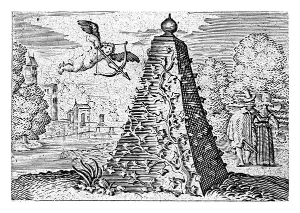 장식을 아모르 1616 풍경에는 아이비로 뒤덮인 피라미드 의정원 장식이서 — 스톡 사진