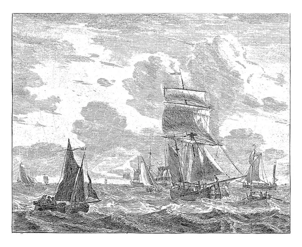 前面左边是一艘小帆船 船上有五个人 这张照片是六幅不同航船在海上航行的系列照片的一部分 — 图库照片