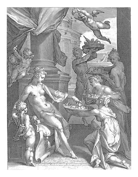 金星は アムールと並んで ニンフから花や果物のバスケットを受け取ります サテュロスが鳥のバスケットを持ってきて — ストック写真