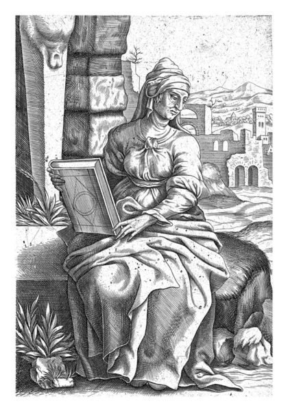 彼女の手に本を持って座っているヘレスポニック シビル 右側の背景には廃墟とその背後には風景の中の都市 — ストック写真