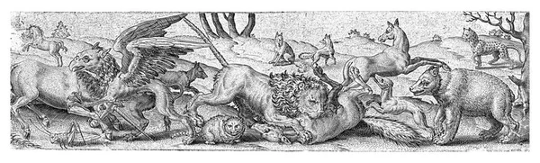 到处都是互相争斗的动物 左边是狮鹫和独角兽的搏斗 中间是狮子撕咬狼 右边是熊和狗 — 图库照片